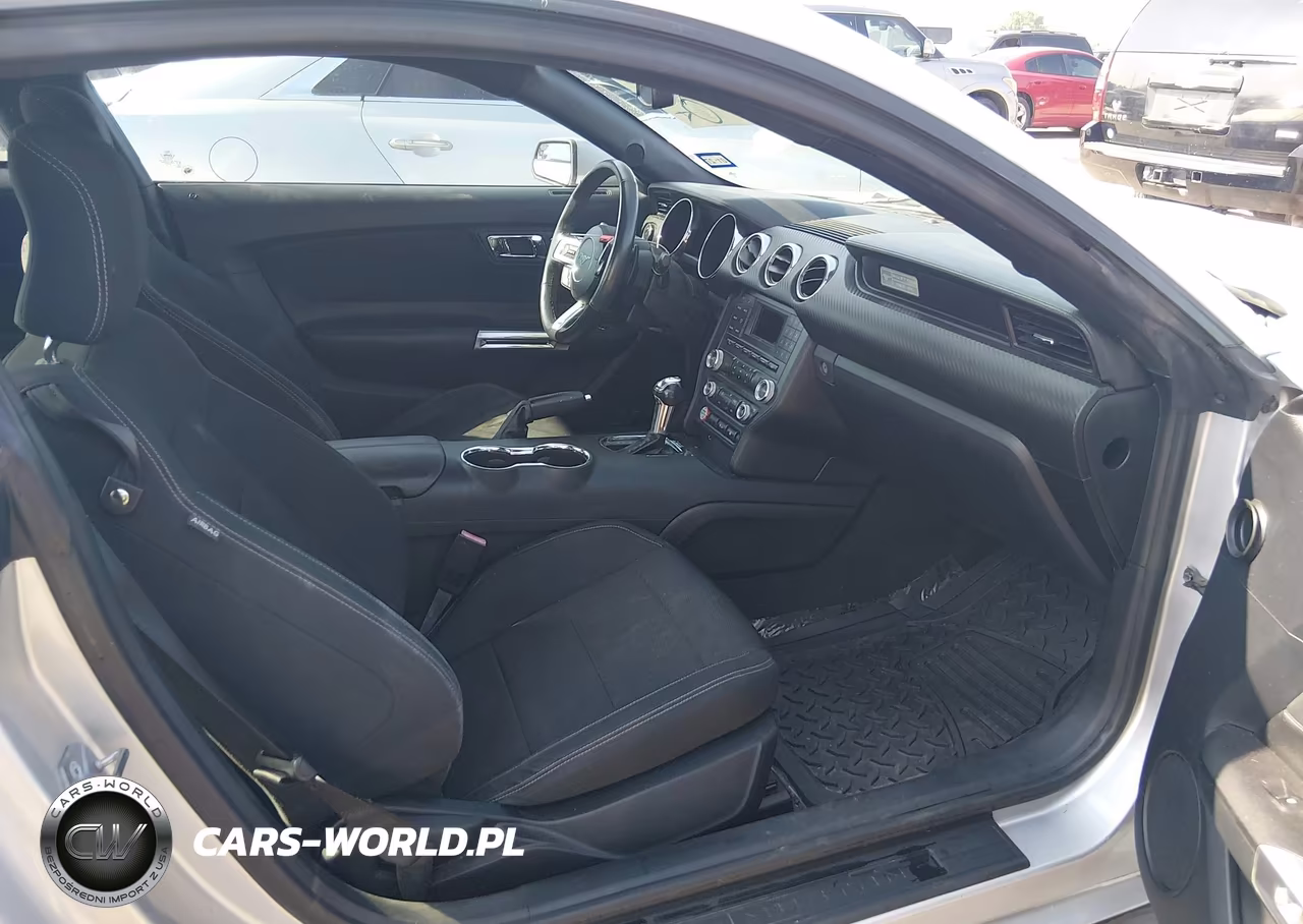 2015 Ford Mustang V6 VIN:1FA6P8AMXF5313970 - 5