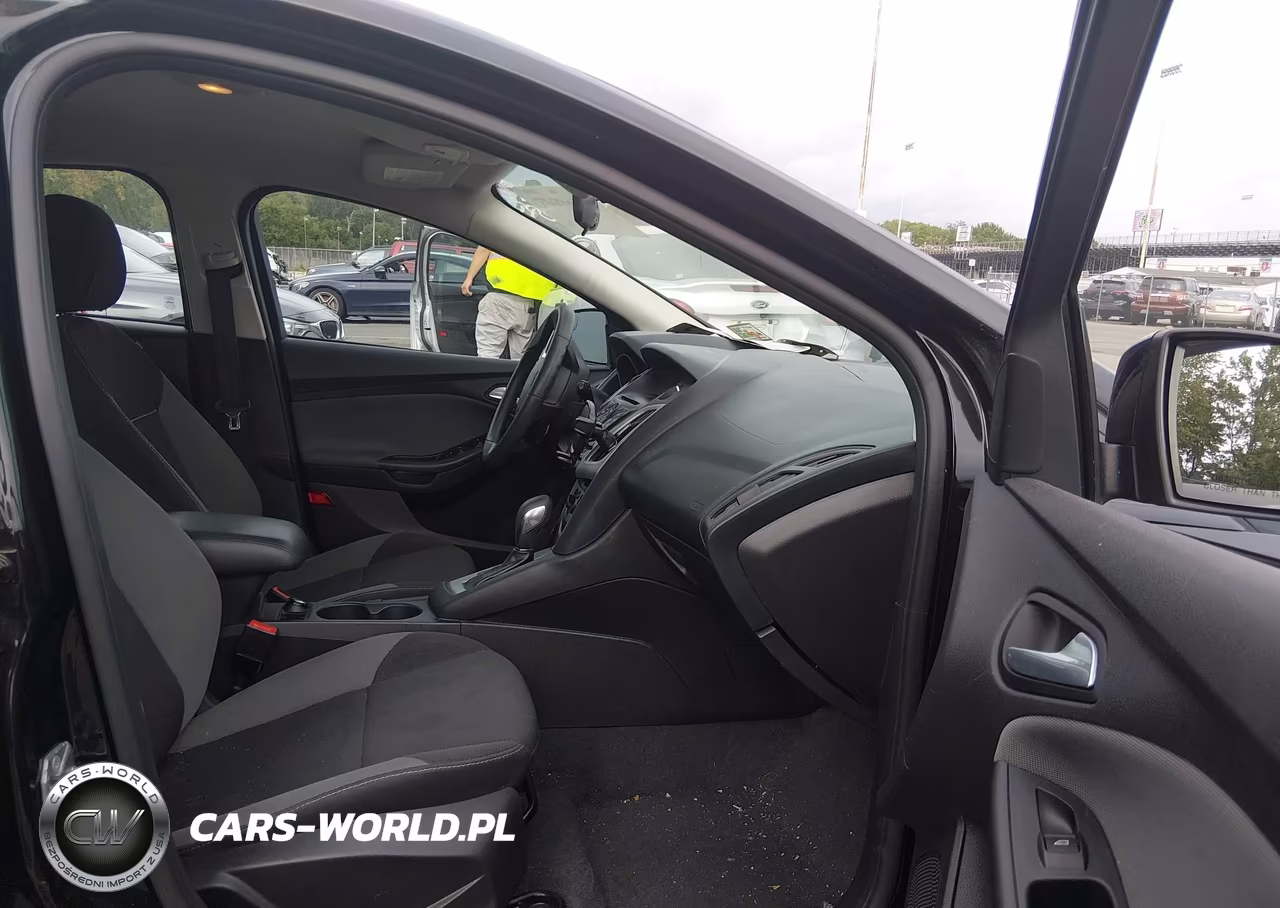 2014 Ford Focus Se VIN:1FADP3K27EL335877 - 5