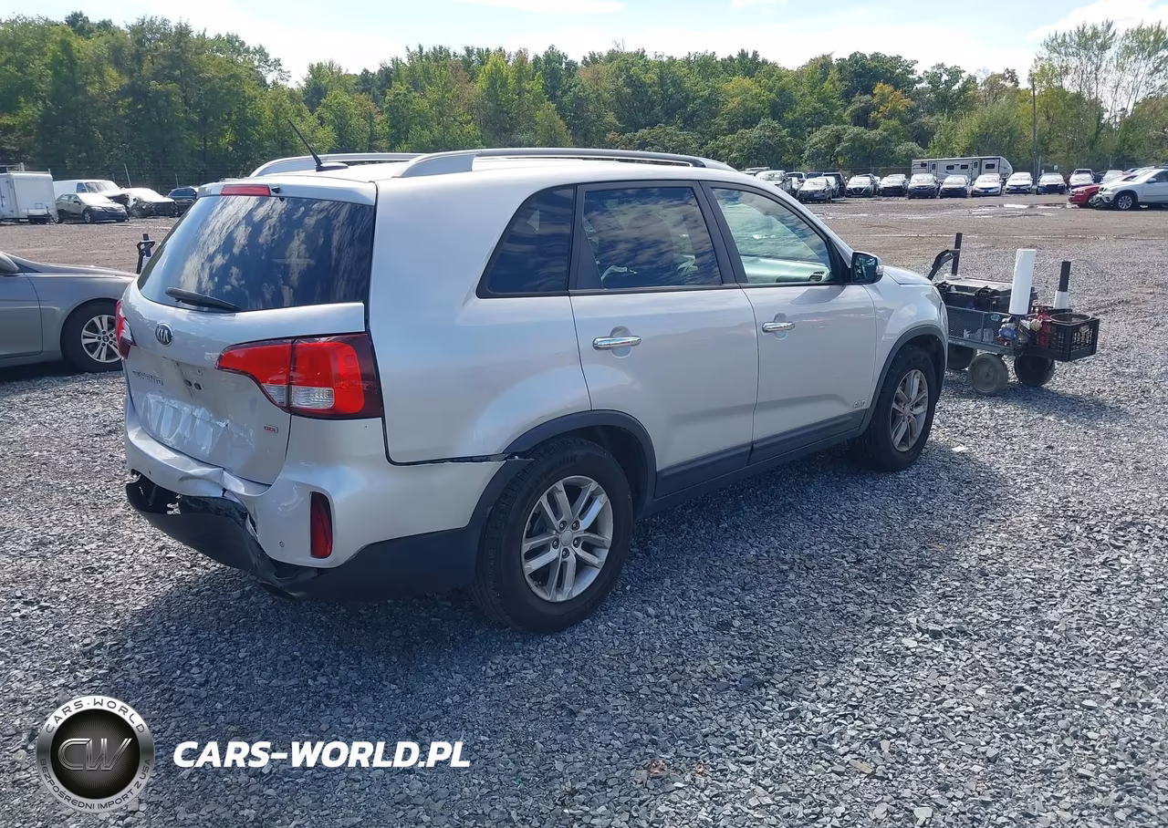 2015 Kia Sorento Lx VIN:5XYKTCA6XFG604131 - 4
