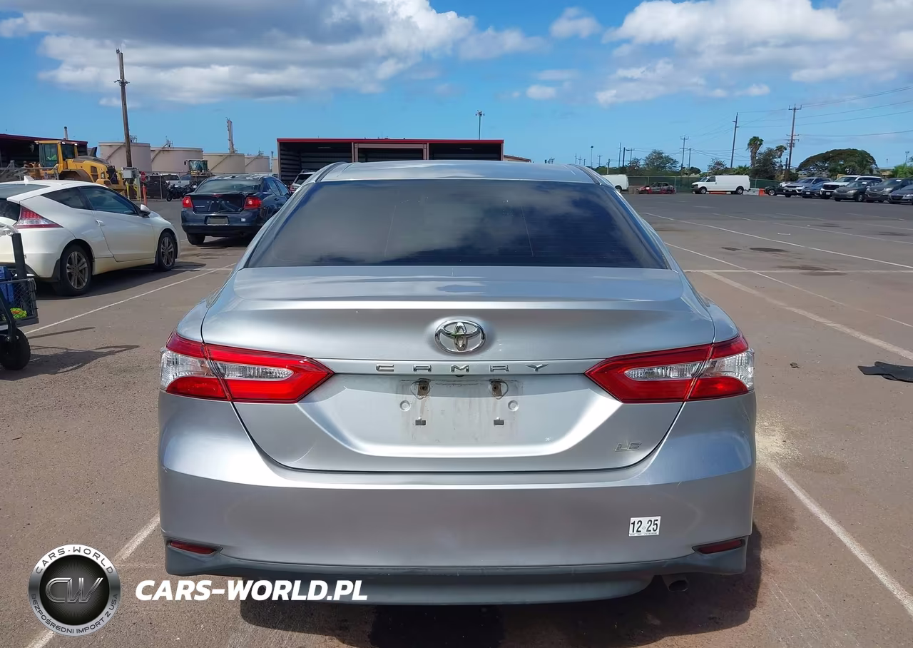 2018 Toyota Camry Le VIN:4T1B11HK2JU555068 - 17