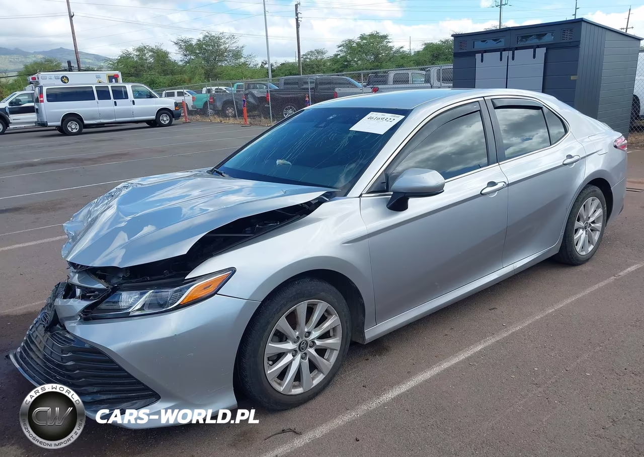 2018 Toyota Camry Le VIN:4T1B11HK2JU555068 - 2
