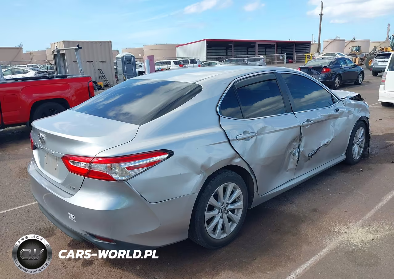 2018 Toyota Camry Le VIN:4T1B11HK2JU555068 - 4
