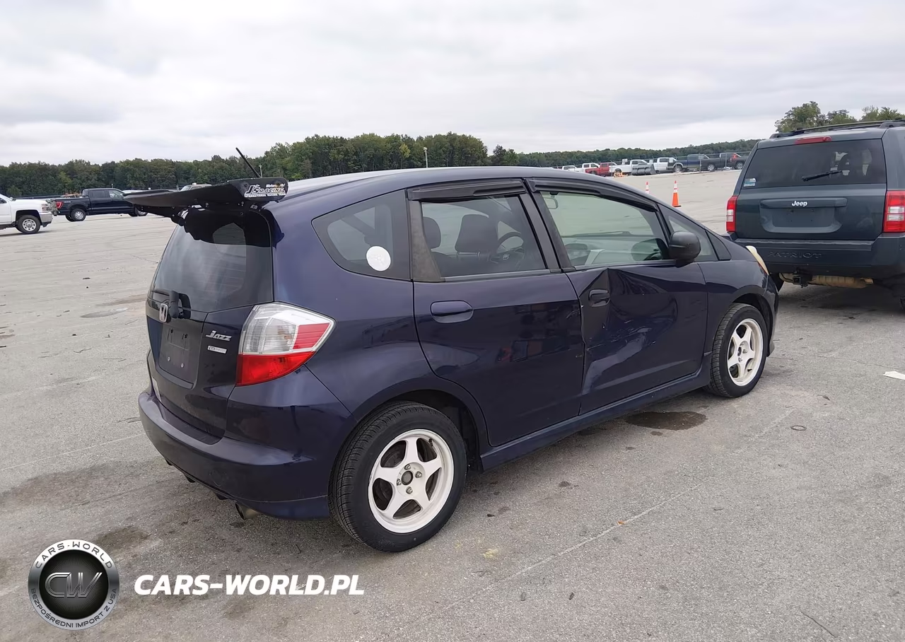 2010 Honda Fit Sport VIN:JHMGE8H48AC031744 - 4