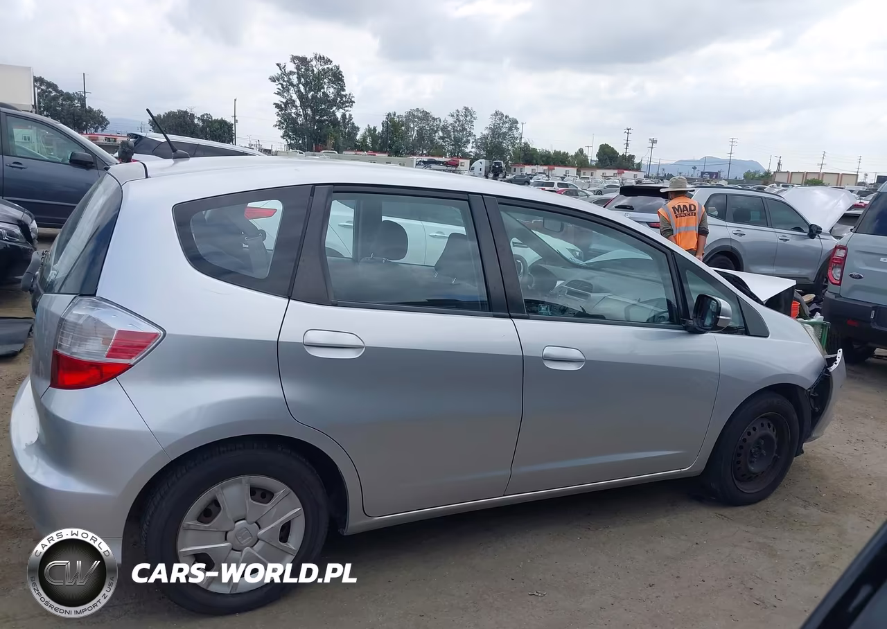 2013 Honda Fit VIN:JHMGE8H33DC002180 - 13
