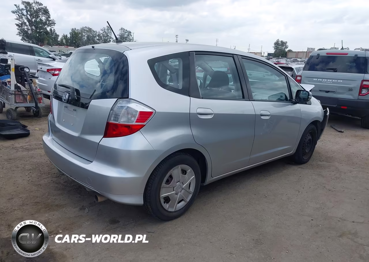 2013 Honda Fit VIN:JHMGE8H33DC002180 - 4