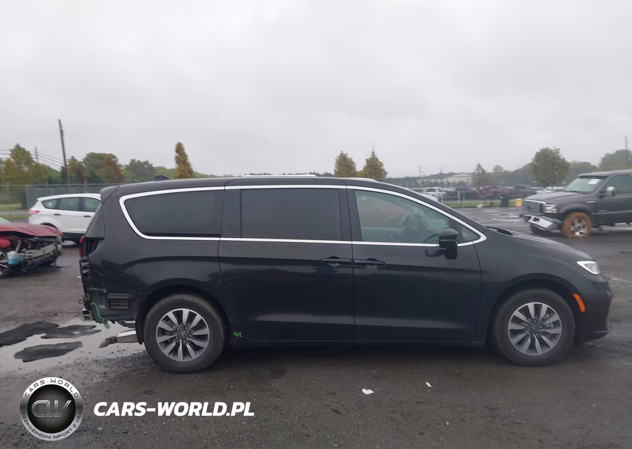 2024 Chrysler Pacifica Hybrid Select VIN:2C4RC1S7XRR104187 - 13