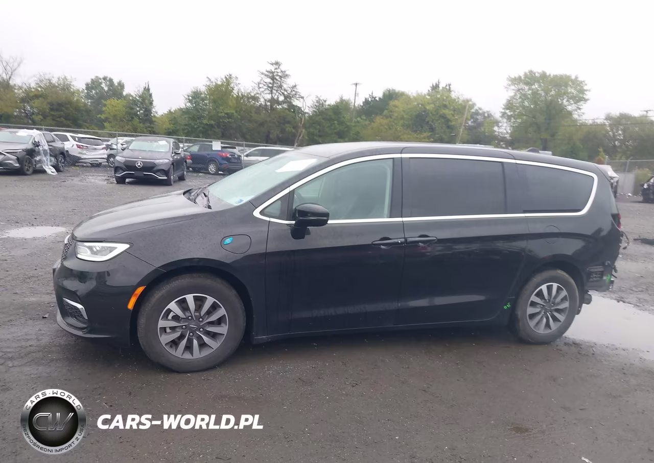 2024 Chrysler Pacifica Hybrid Select VIN:2C4RC1S7XRR104187 - 14