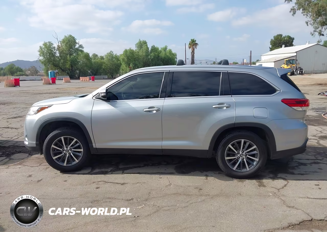 2019 Toyota Highlander Xle VIN:5TDKZRFH2KS555208 - 13