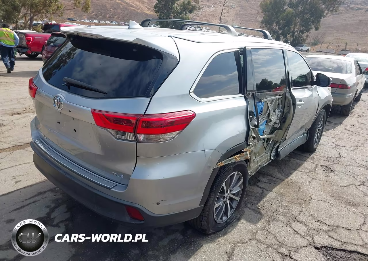 2019 Toyota Highlander Xle VIN:5TDKZRFH2KS555208 - 4