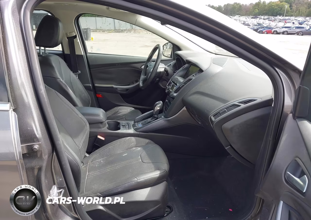 2012 Ford Focus Titanium VIN:1FAHP3N28CL460395 - 5
