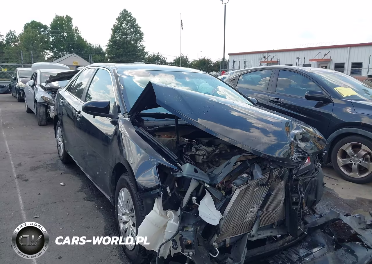 2013 Toyota Camry Le – zdjęcie 1 z 18