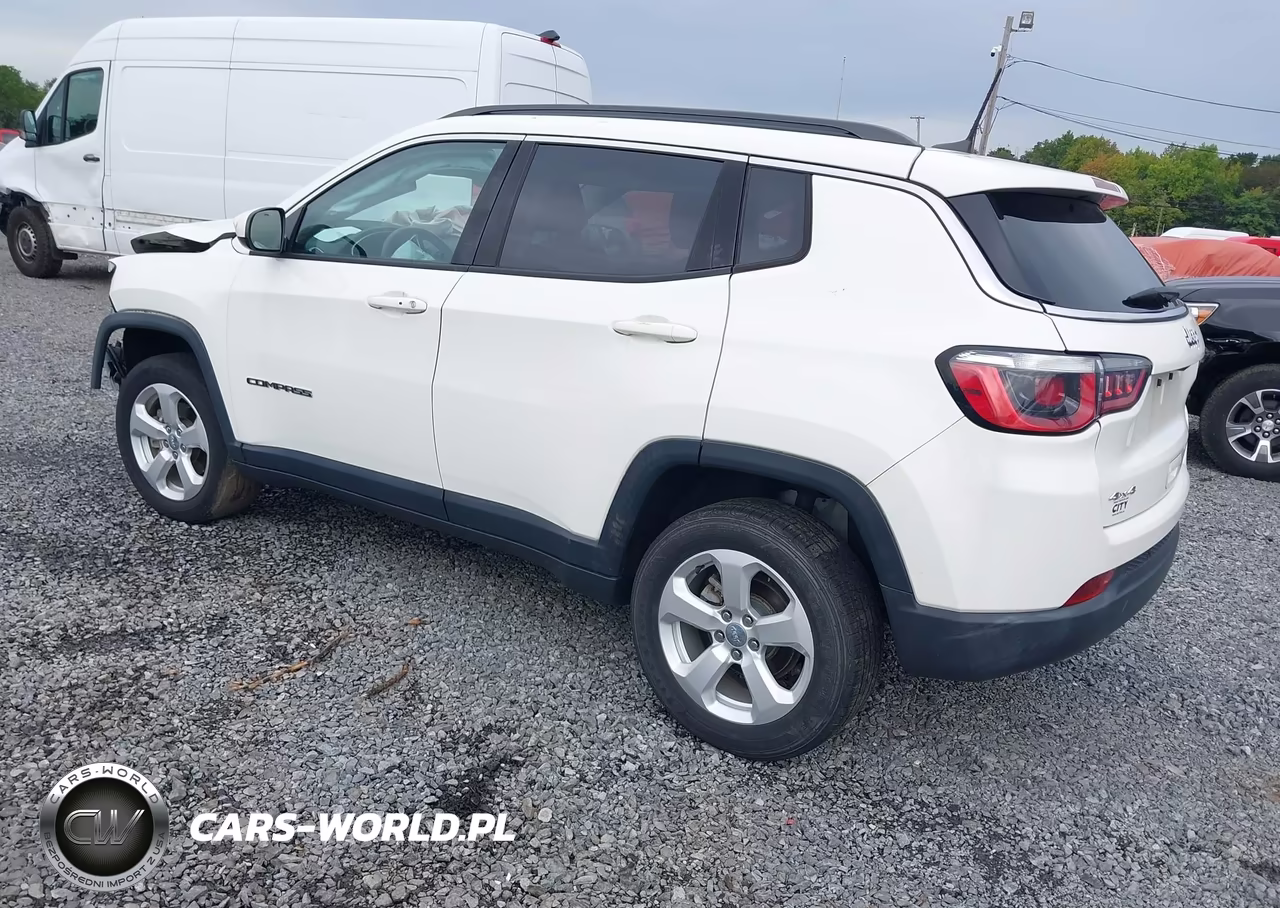 2019 Jeep Compass Latitude 4X4 VIN:3C4NJDBB2KT670647 - 3