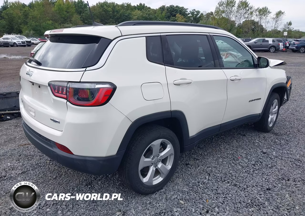 2019 Jeep Compass Latitude 4X4 VIN:3C4NJDBB2KT670647 - 4