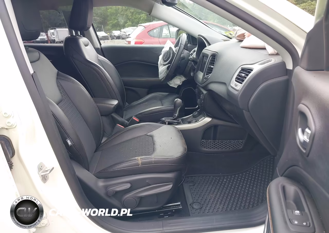 2019 Jeep Compass Latitude 4X4 VIN:3C4NJDBB2KT670647 - 5