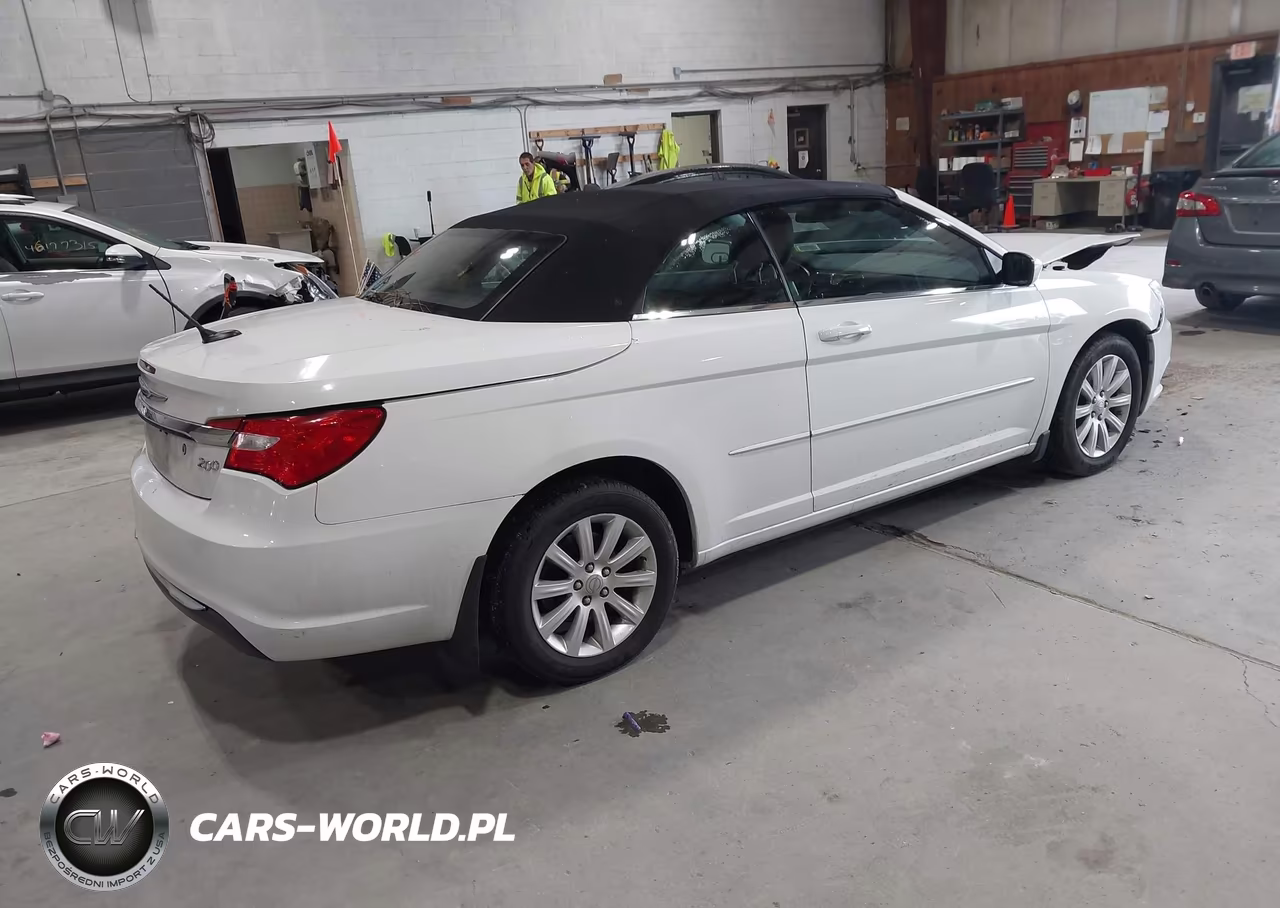 2011 Chrysler 200 Touring VIN:1C3BC2EB9BN617400 - 4