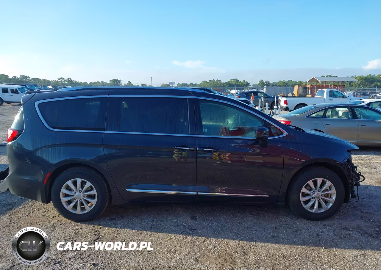 2019 Chrysler Pacifica Touring L VIN:2C4RC1BG9KR589847 - 14