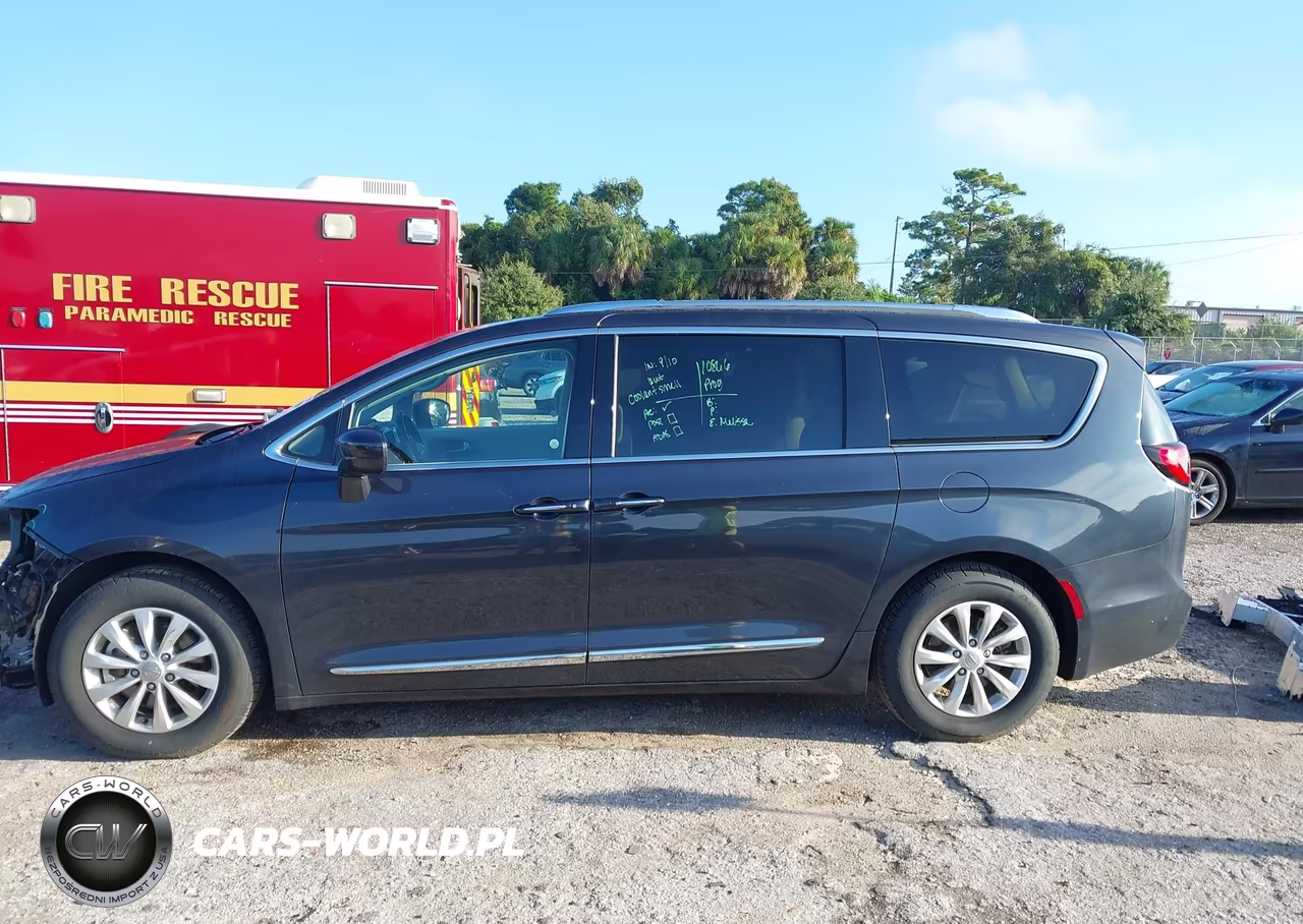 2019 Chrysler Pacifica Touring L VIN:2C4RC1BG9KR589847 - 15