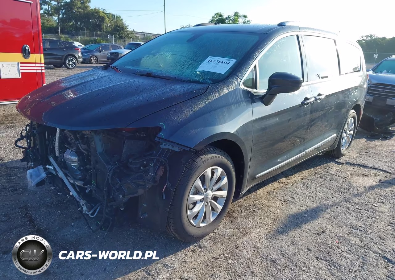 2019 Chrysler Pacifica Touring L VIN:2C4RC1BG9KR589847 - 2