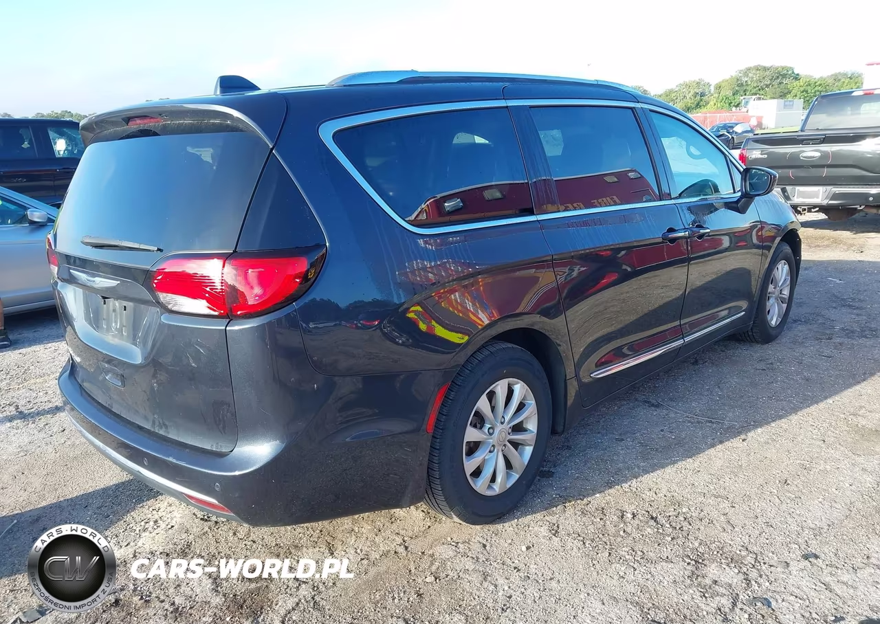 2019 Chrysler Pacifica Touring L VIN:2C4RC1BG9KR589847 - 4