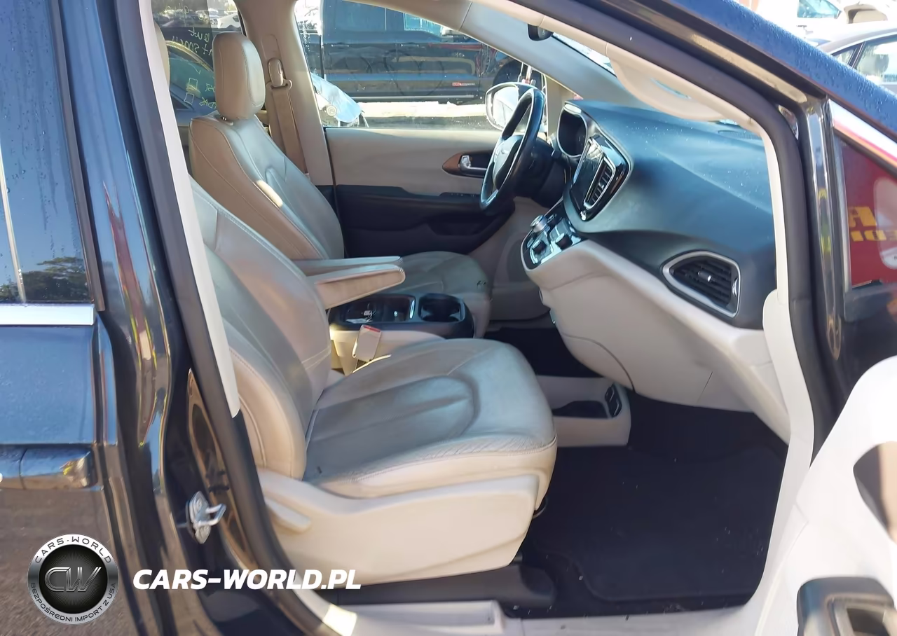 2019 Chrysler Pacifica Touring L VIN:2C4RC1BG9KR589847 - 5
