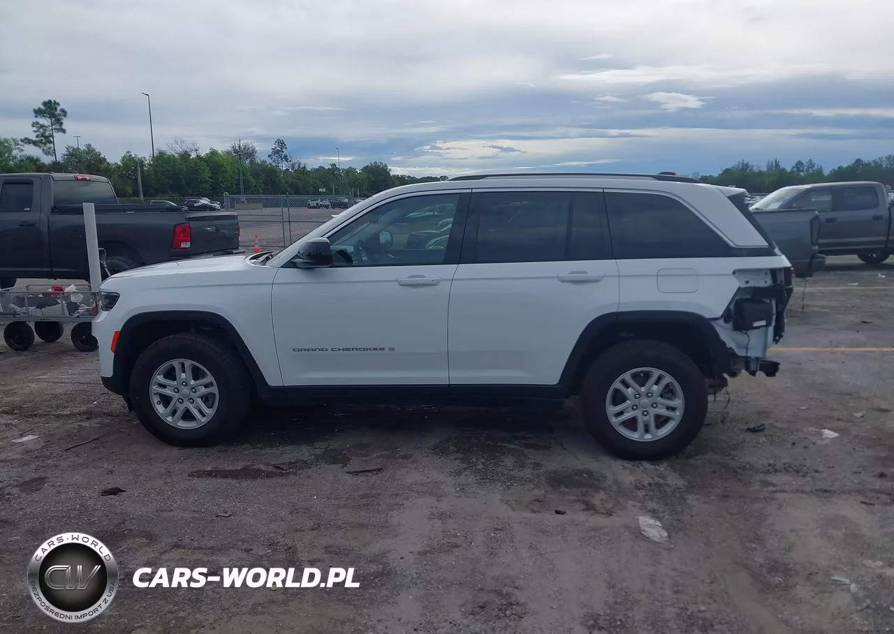 2023 Jeep Grand Cherokee Laredo 4X4 VIN:1C4RJHAGXPC519970 - 15
