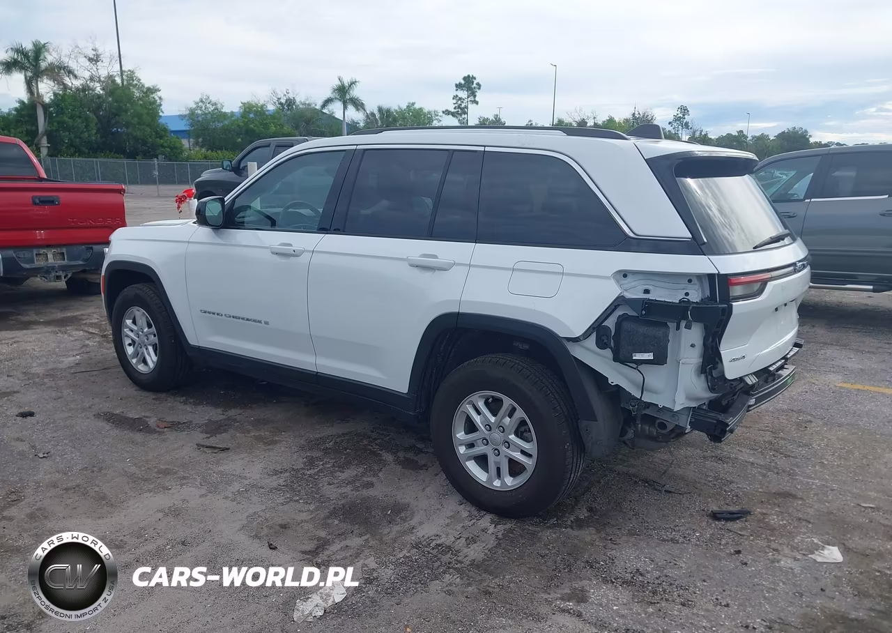 2023 Jeep Grand Cherokee Laredo 4X4 VIN:1C4RJHAGXPC519970 - 3