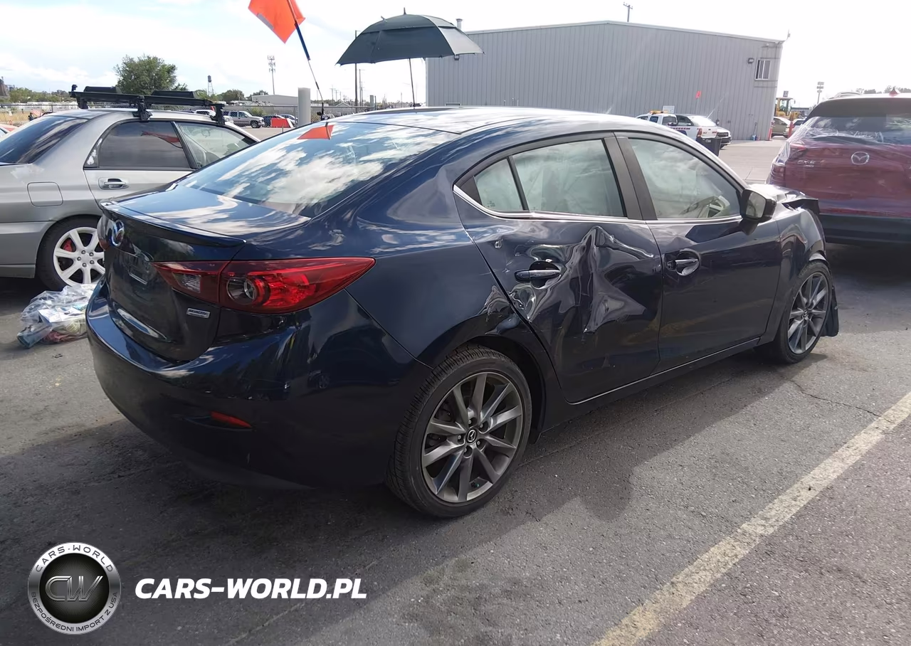 2018 Mazda Mazda3 Touring VIN:3MZBN1V35JM163743 - 4