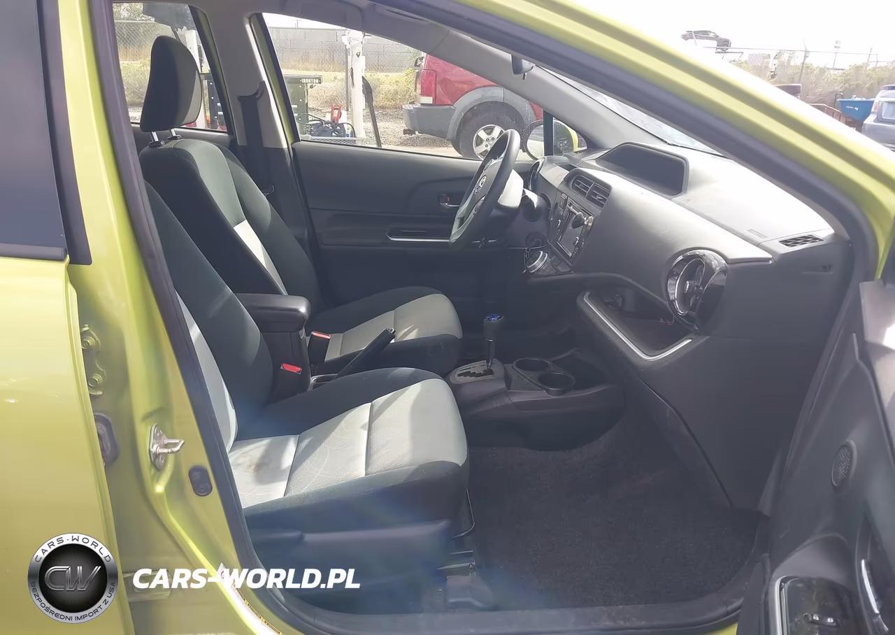 2016 Toyota Prius C Two VIN:JTDKDTB33G1133751 - 5