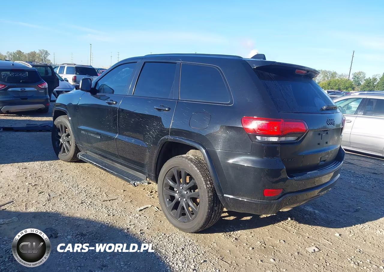 2017 Jeep Grand Cherokee Altitude 4X4 VIN:1C4RJFAG0HC744601 - 3