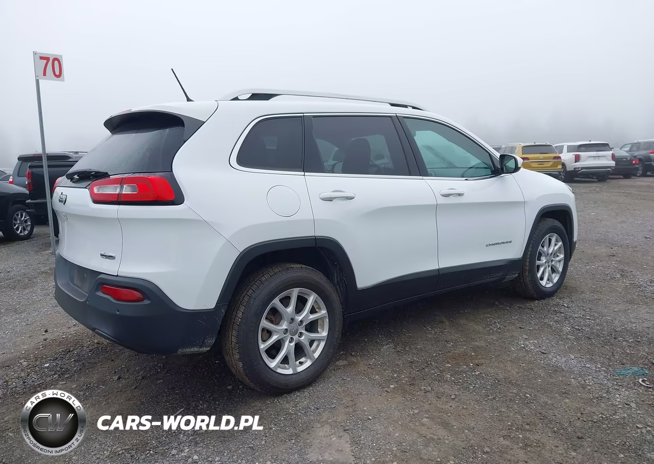 2018 Jeep Cherokee Latitude 4X4 VIN:1C4PJMCB8JD528654 - 4