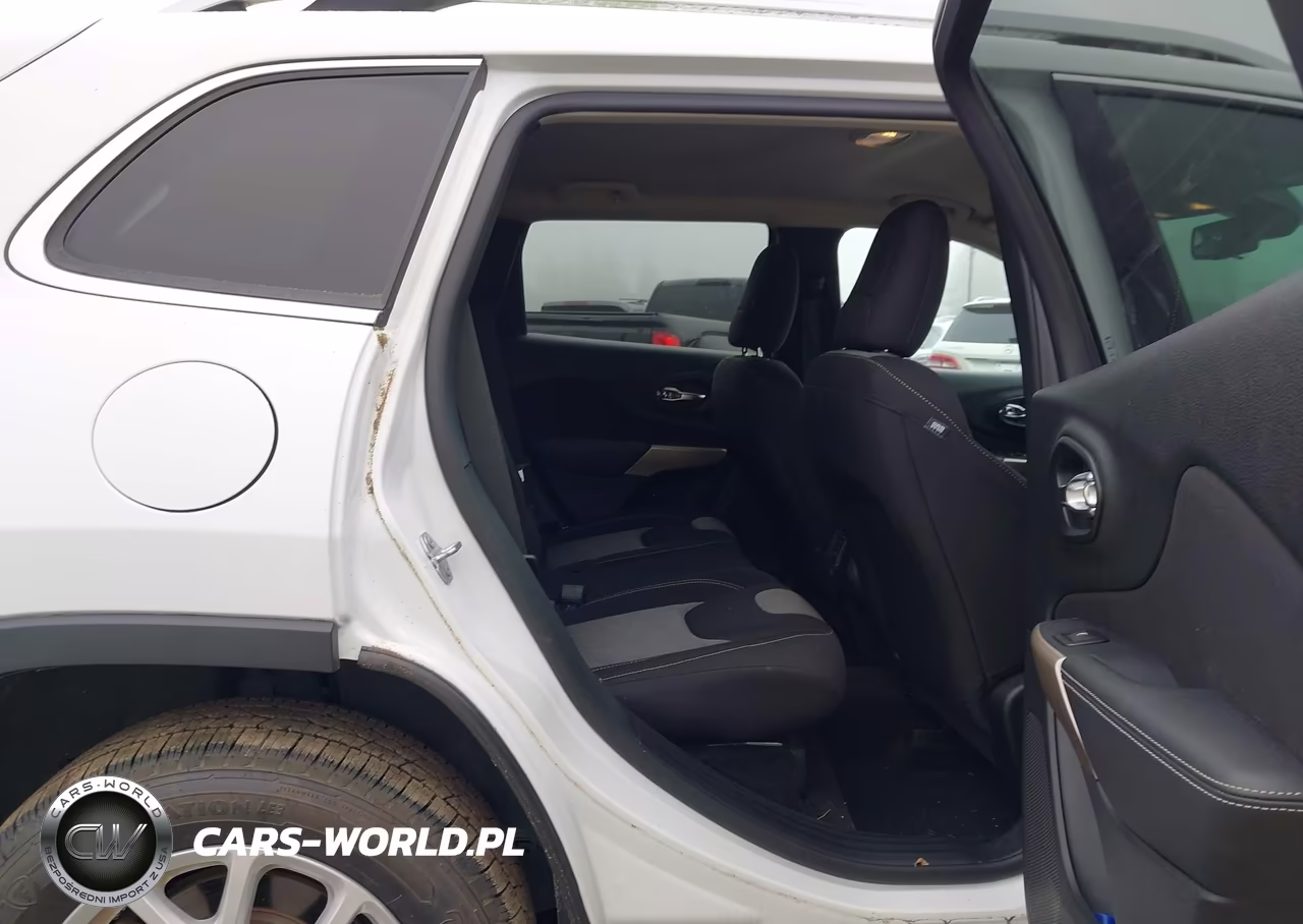 2018 Jeep Cherokee Latitude 4X4 VIN:1C4PJMCB8JD528654 - 8