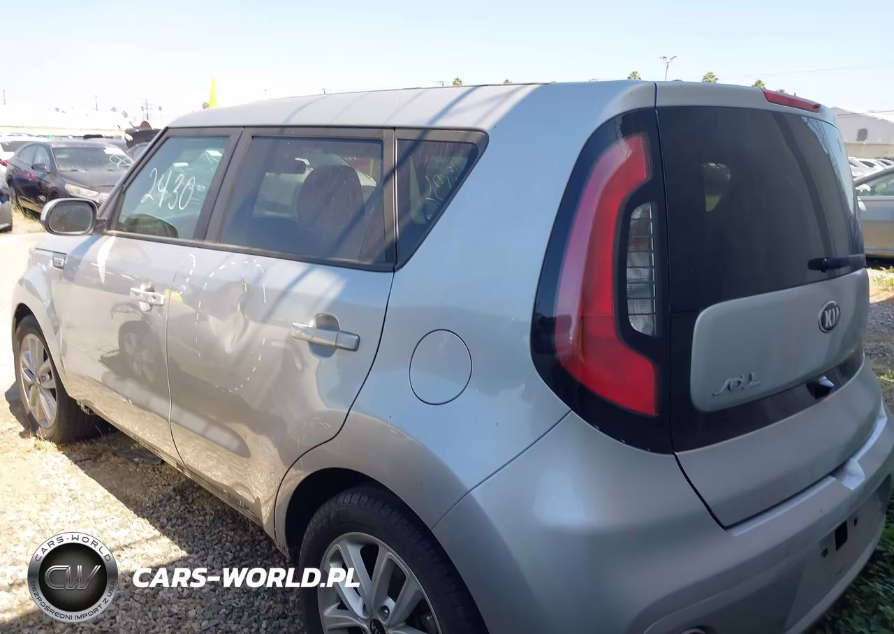 2018 Kia Soul + VIN:KNDJP3A5XJ7526995 - 3