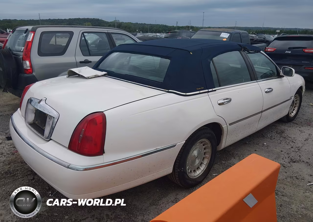 1998 Lincoln Town Car Executive VIN:1LNFM81W8WY657036 - 4