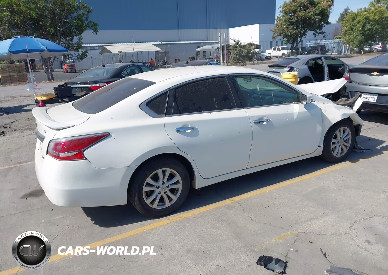 2014 Nissan Altima 2.5 S VIN:1N4AL3AP3EN246923 - 4