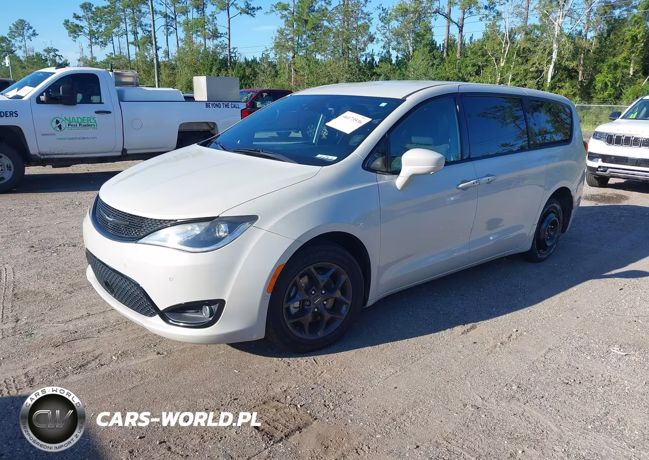 2019 Chrysler Pacifica Touring Plus VIN:2C4RC1FG0KR686722 - 2