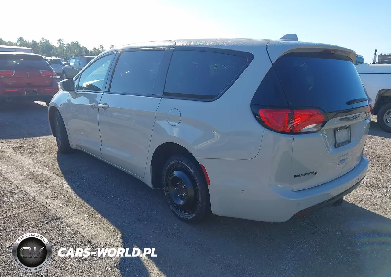 2019 Chrysler Pacifica Touring Plus VIN:2C4RC1FG0KR686722 - 3