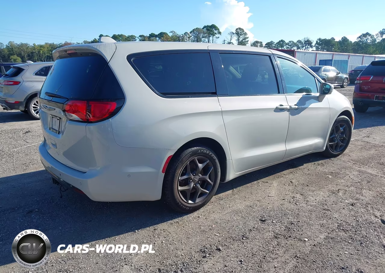2019 Chrysler Pacifica Touring Plus VIN:2C4RC1FG0KR686722 - 4