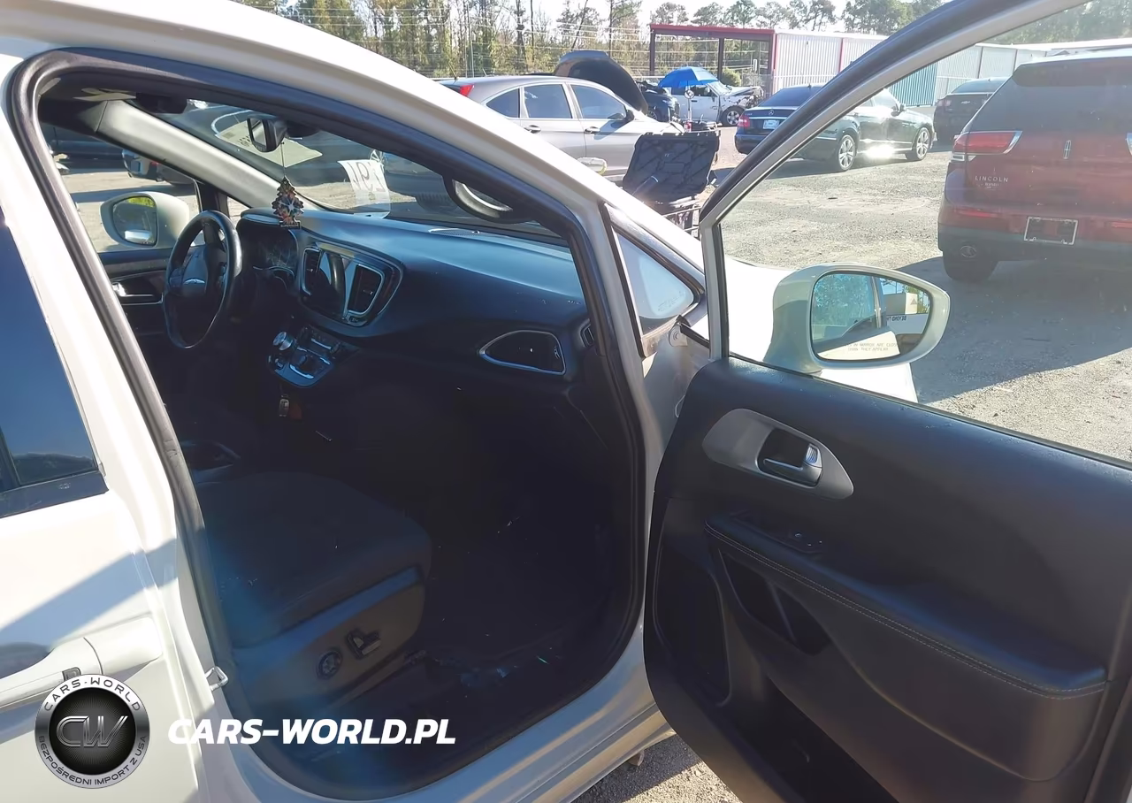 2019 Chrysler Pacifica Touring Plus VIN:2C4RC1FG0KR686722 - 5