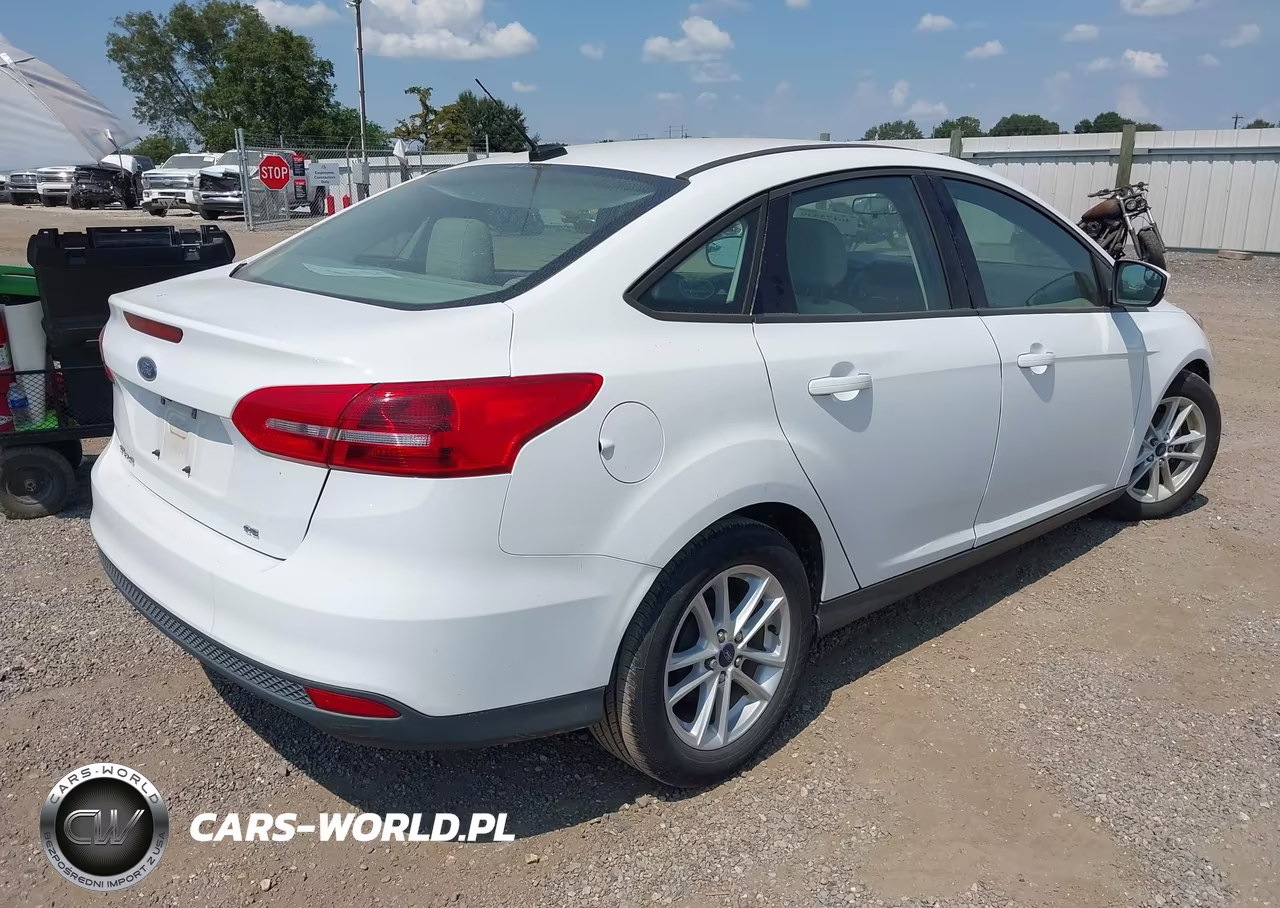 2018 Ford Focus Se VIN:1FADP3F23JL209021 - 4