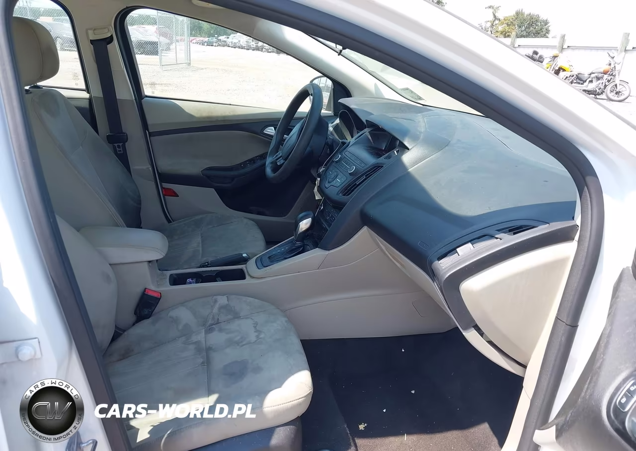 2018 Ford Focus Se VIN:1FADP3F23JL209021 - 5