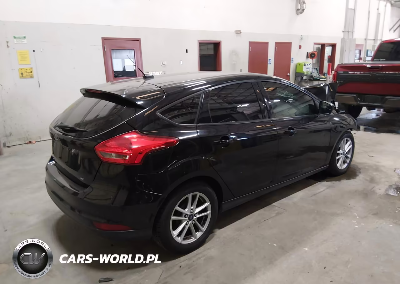 2018 Ford Focus Se VIN:1FADP3K23JL323980 - 4