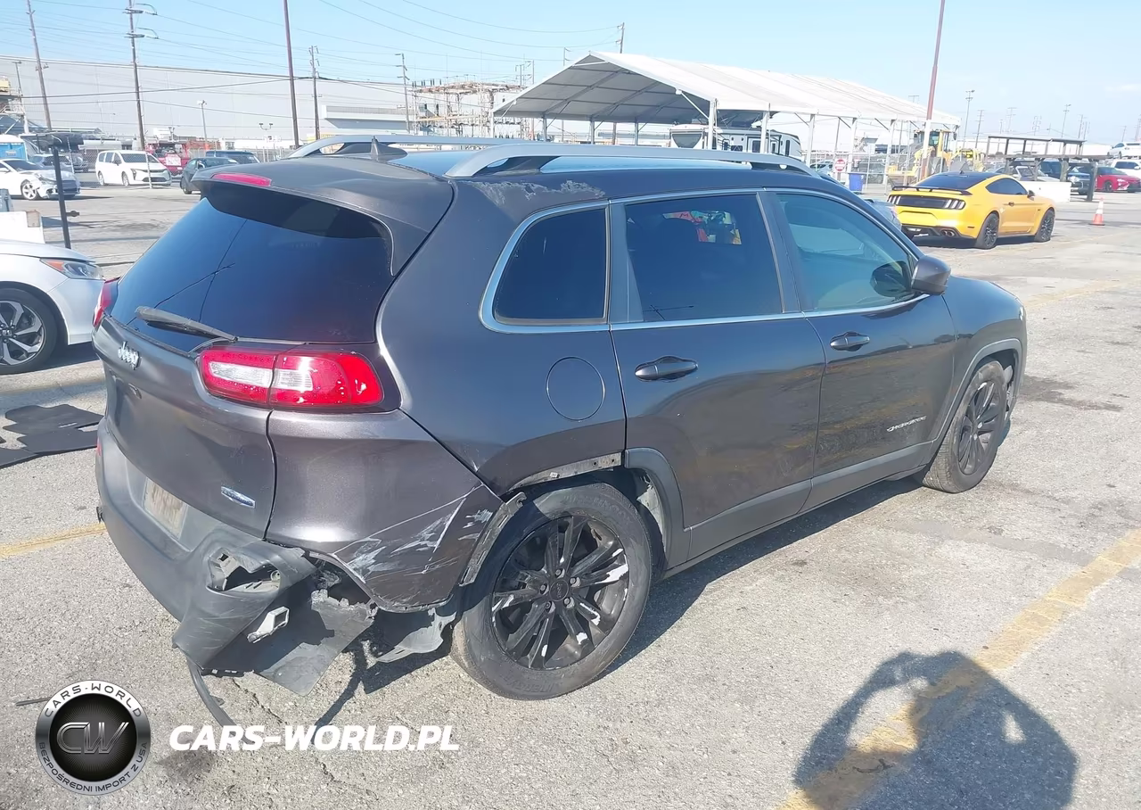 2016 Jeep Cherokee Latitude VIN:1C4PJLCSXGW108238 - 4