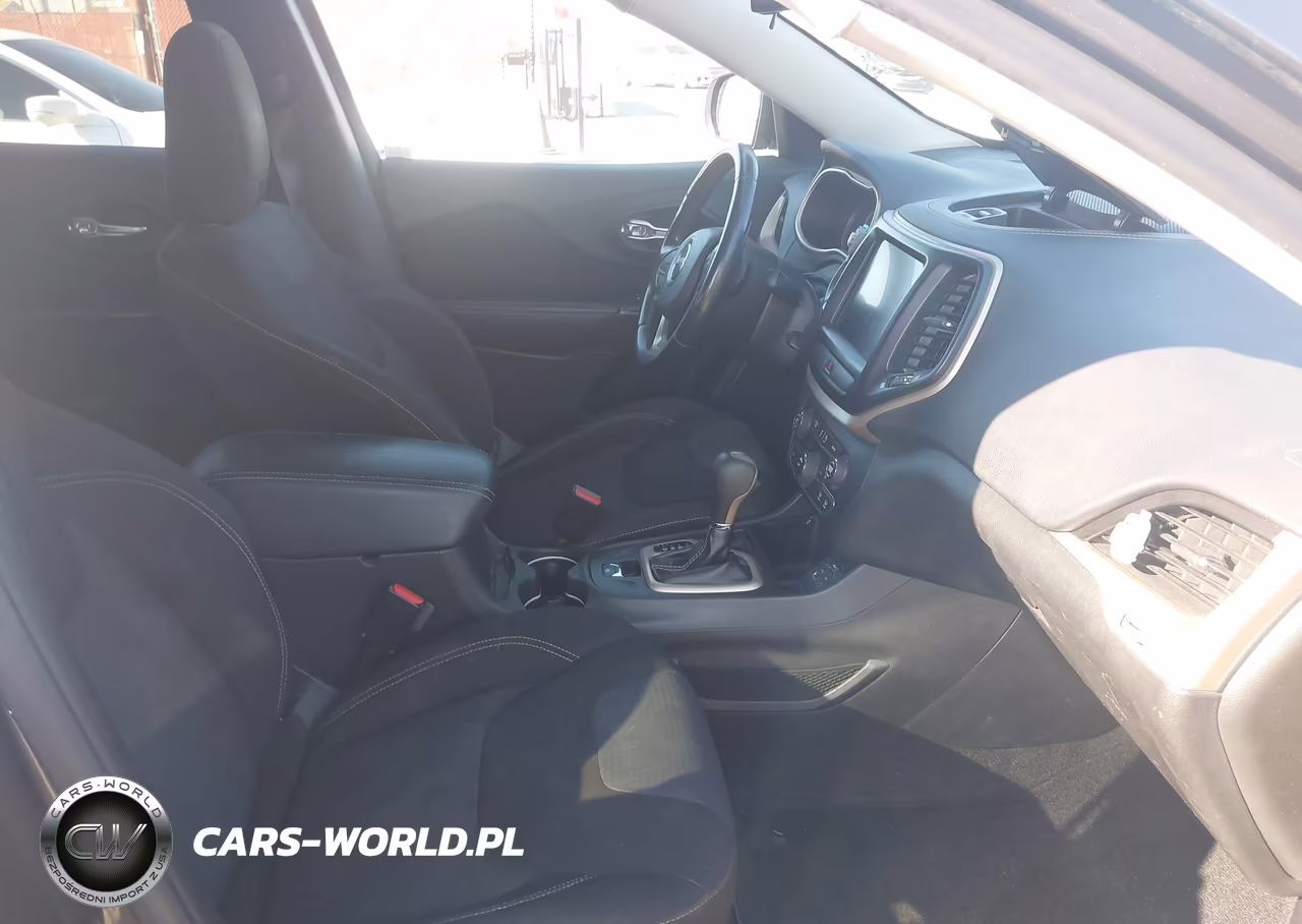 2016 Jeep Cherokee Latitude VIN:1C4PJLCSXGW108238 - 5