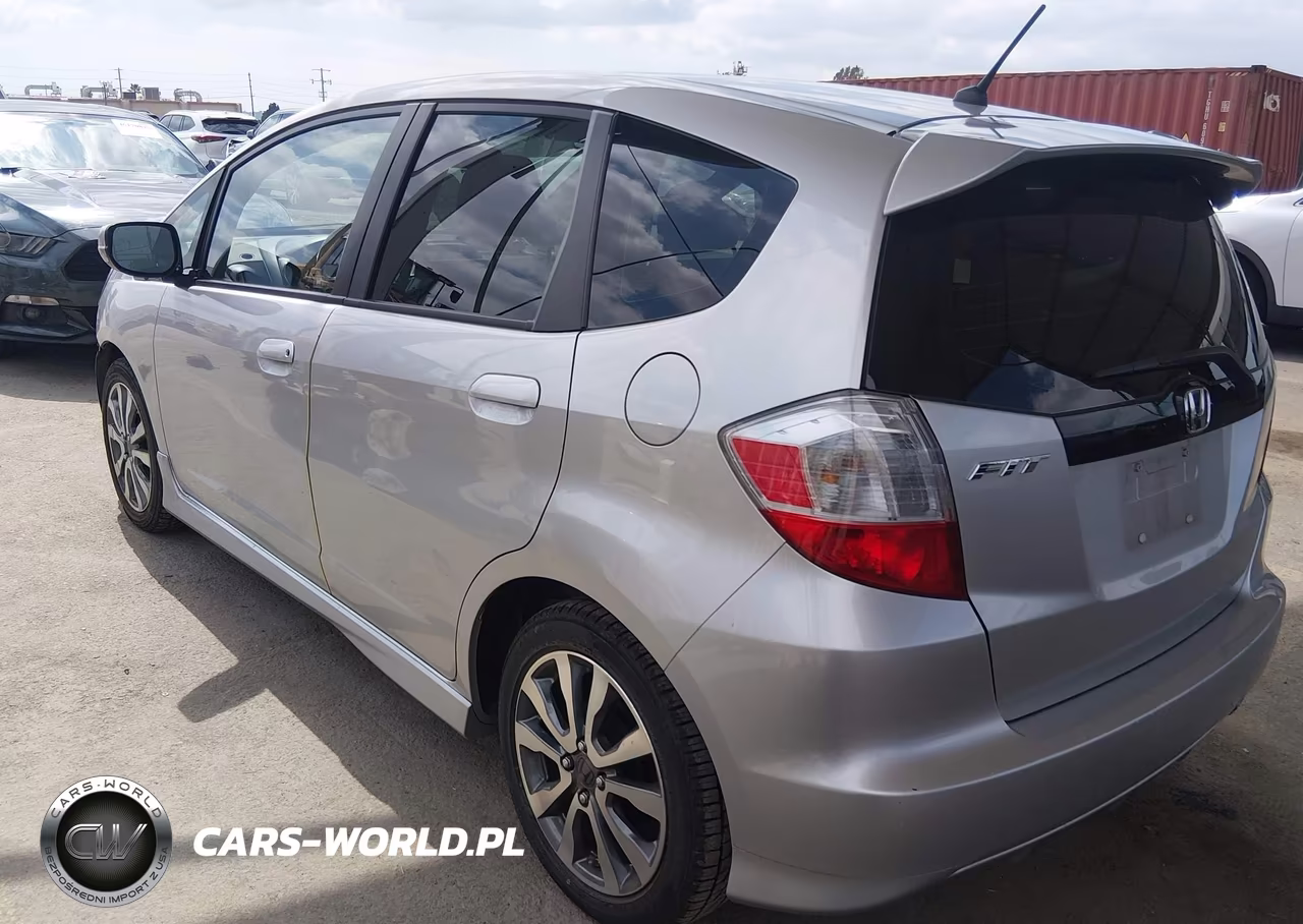 2013 Honda Fit Sport VIN:JHMGE8H52DC029792 - 3