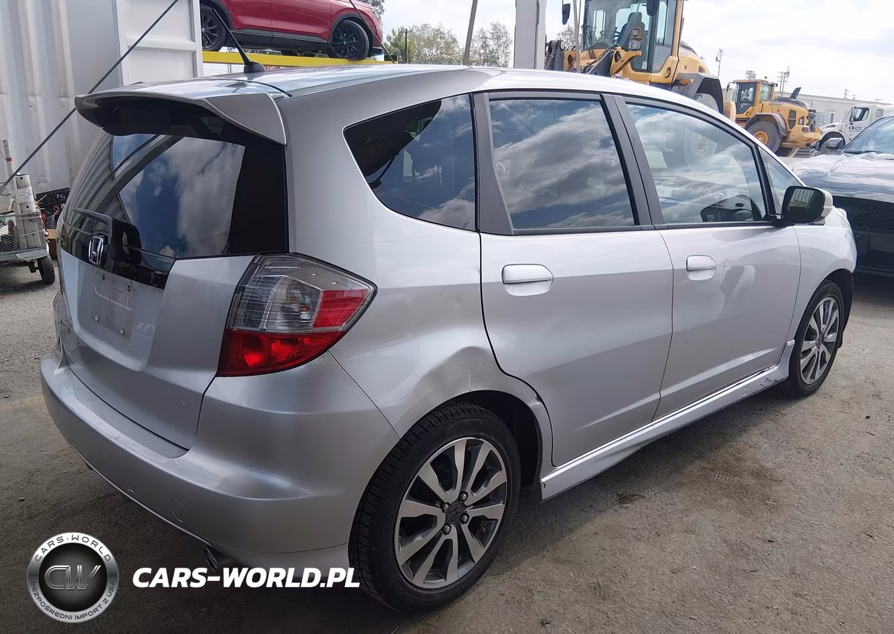 2013 Honda Fit Sport VIN:JHMGE8H52DC029792 - 4