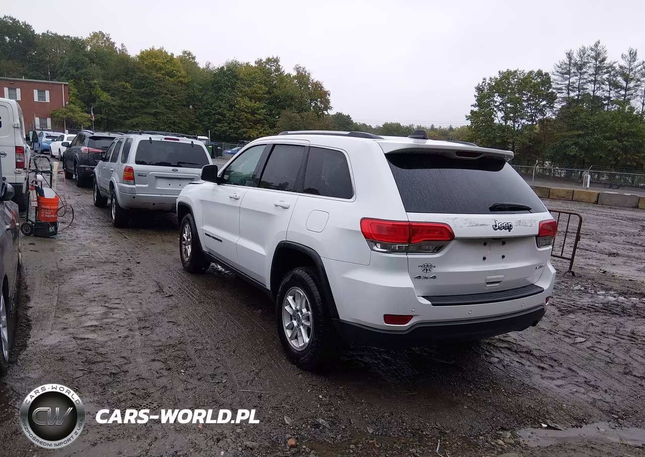 2018 Jeep Grand Cherokee Laredo E 4X4 VIN:1C4RJFAG4JC479350 - 3