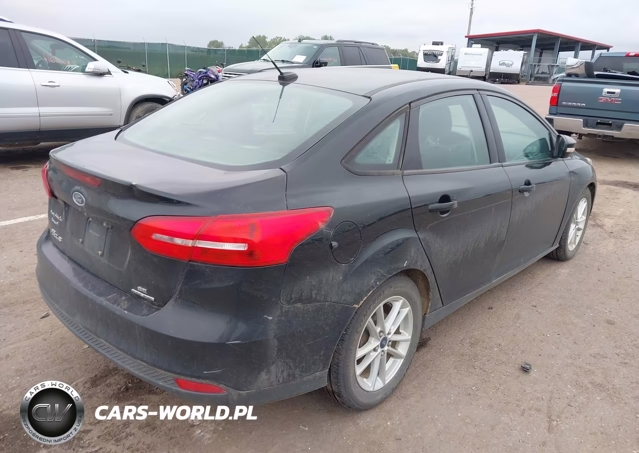 2016 Ford Focus Se VIN:1FADP3F28GL238376 - 4