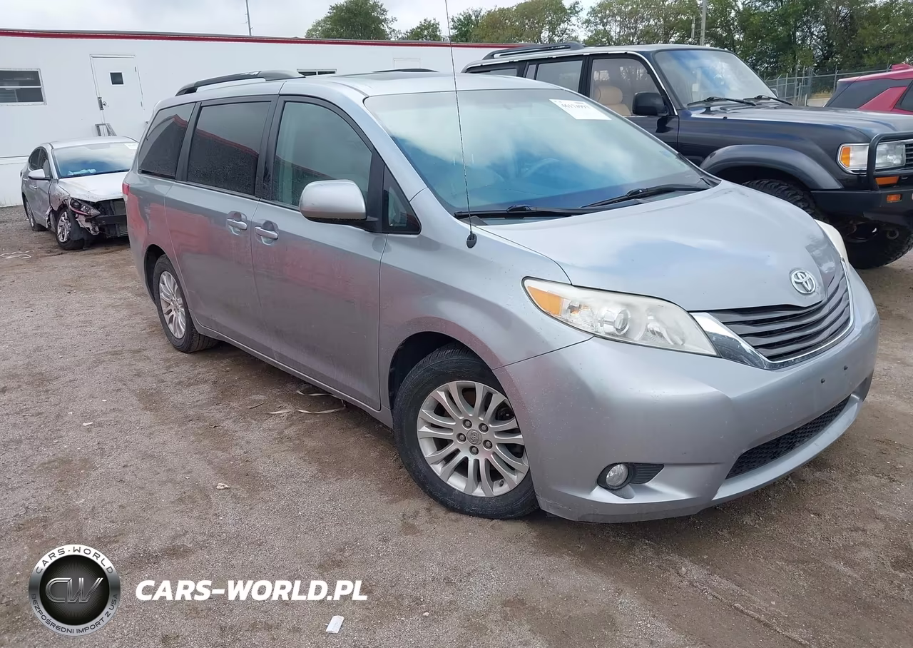 2013 Toyota Sienna Xle V6 8 Passenger