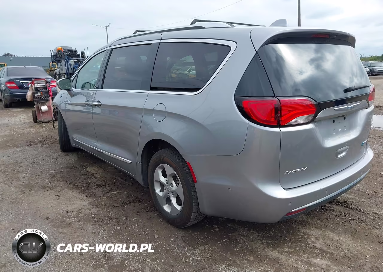 2017 Chrysler Pacifica Ehybrid Platinum VIN:2C4RC1N70HR798205 - 3