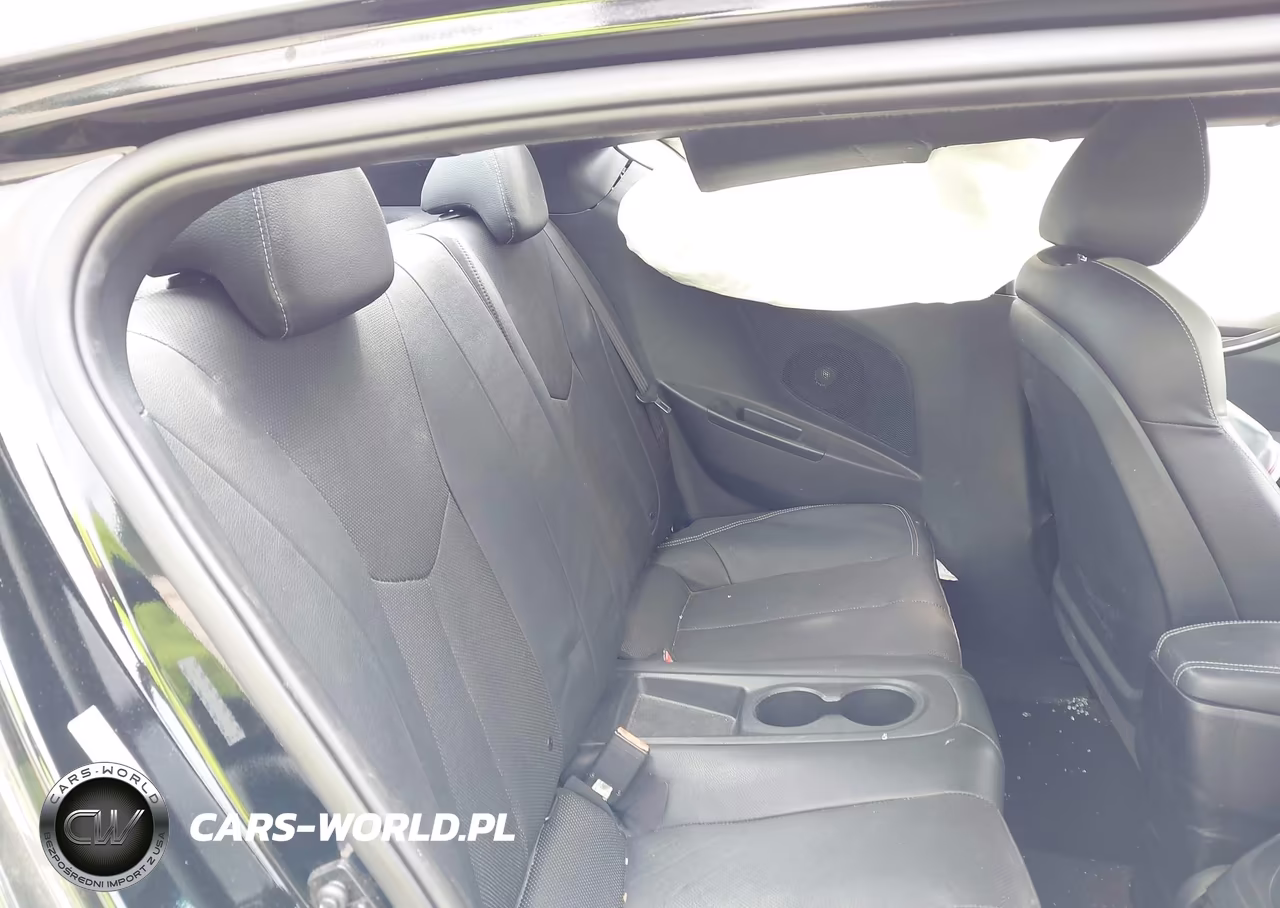 2016 Hyundai Veloster Turbo VIN:KMHTC6AE8GU302331 - 8